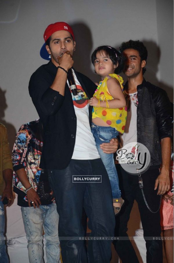 Varun Dhawan was snapped holding a small girl during the ABCD 2 Pond's Men Promotions