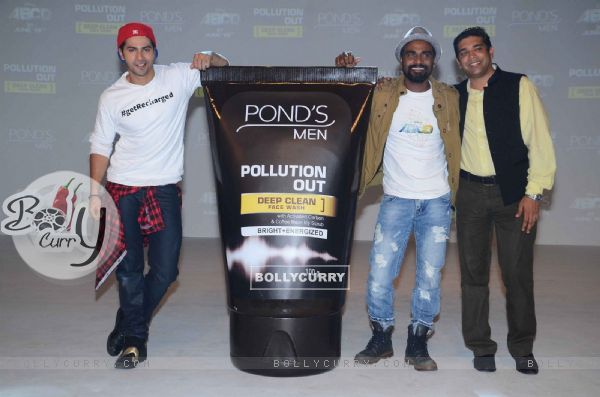 Remo Dsouza and Varun Dhawan pose for the media at ABCD 2 Pond's Men Promotions (367266)