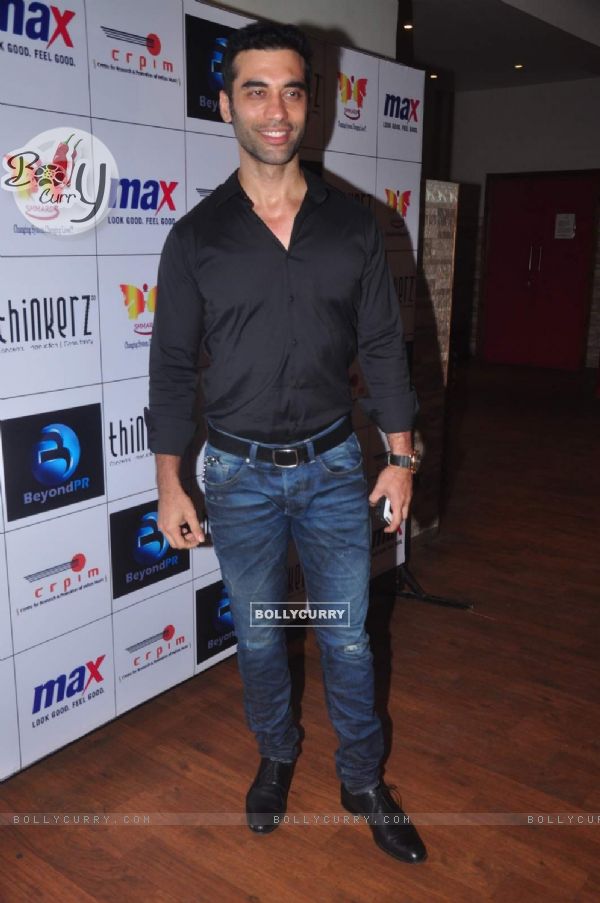 Kushal Punjabi poses for the media at Toshi Rana's Concert