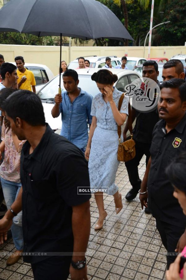 Kangana Hides Her Face from Paparazzi!