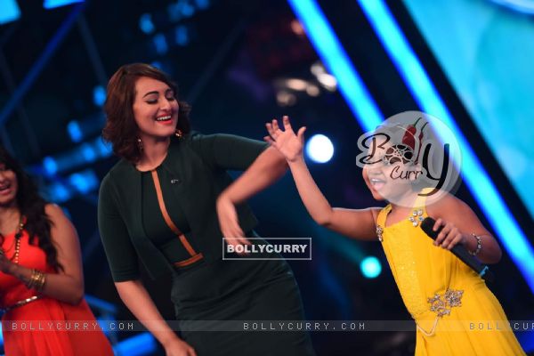 Sonakshi Dances With The Contestant at Indian Idol Junior Season 2