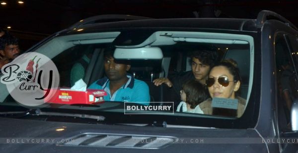 Gauri Khan and Aryan Returns from Family Vacation in London!