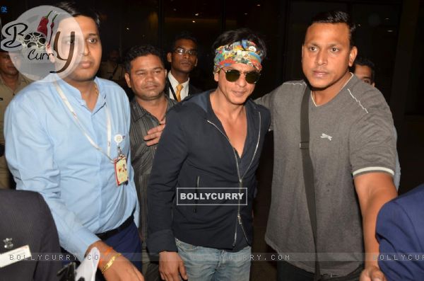 Shah Rukh Khan Returns from Family Vacation in London!