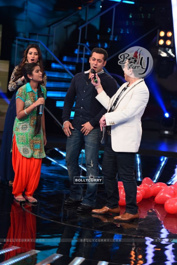 Salman at Promotions of Bajrangi Bhaijaan on Indian Idol Junior