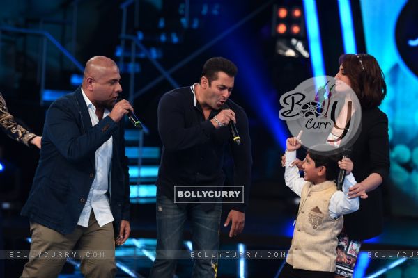 Salman Promotes Bajrangi Bhaijaan on Indian Idol Junior