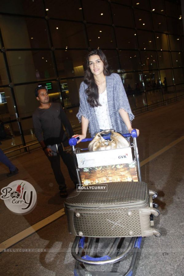 Kriti Sanon Back from Dilwale Shoot! (369278)