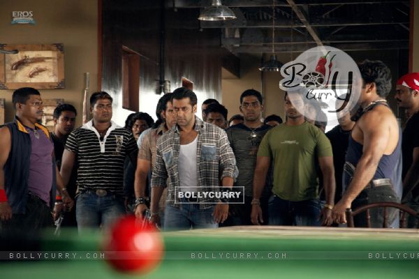 Salman Khan coming with lots of men (36971)