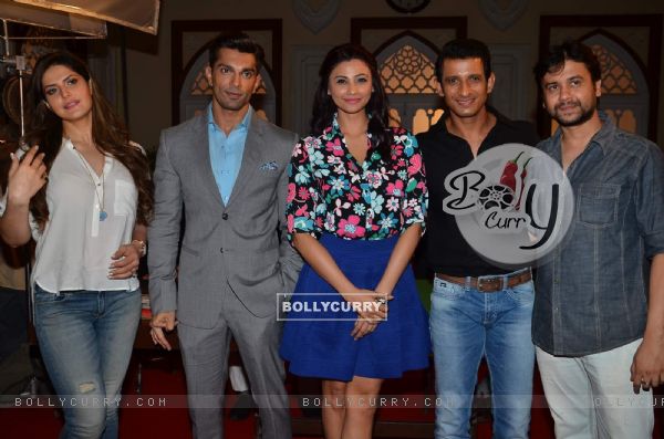 Zarine Khan, Karan Singh Grover, Sharman Joshi and Daisy Shah on the Sets of 'Hate Story 3'