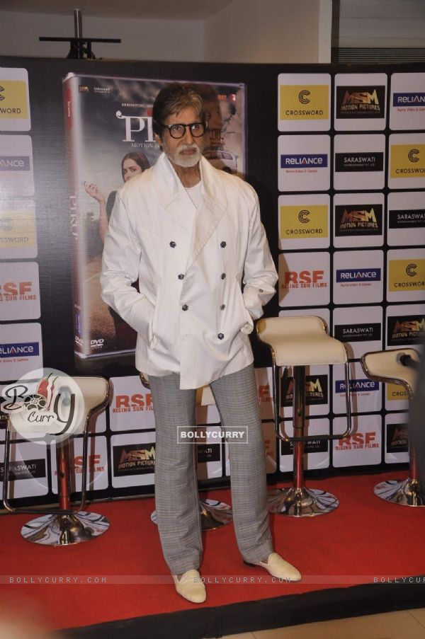 Amitabh Bachchan poses for the media at the DVD Launch of Piku (370416)