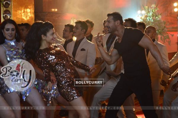 John Abraham and Shruti Haasan on the Sets of Welcome Back! (371018)