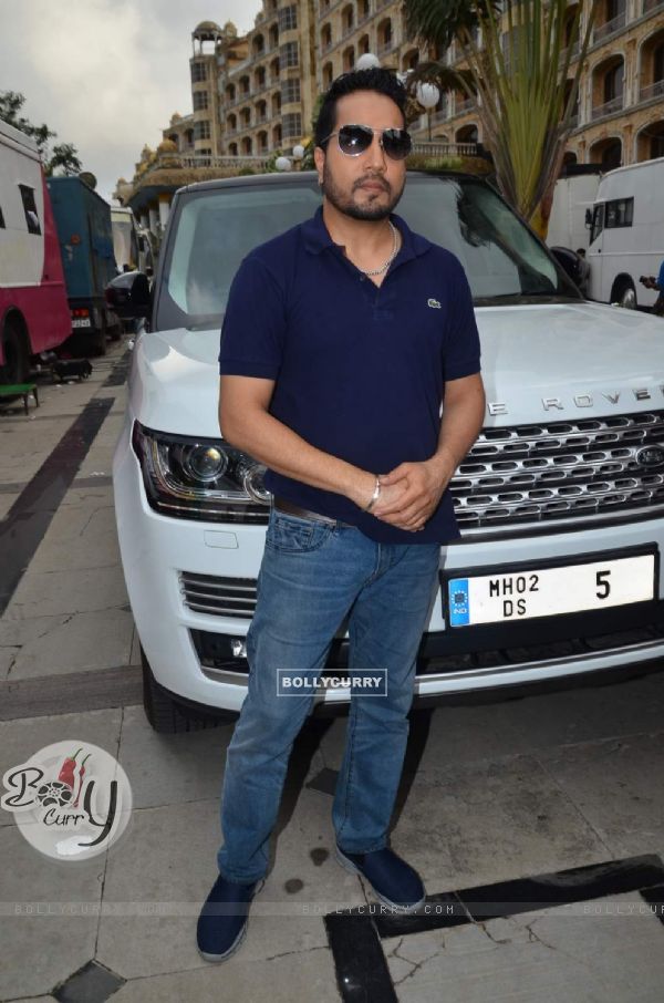 Mika Singh On Location of Welcome Back! (371032)