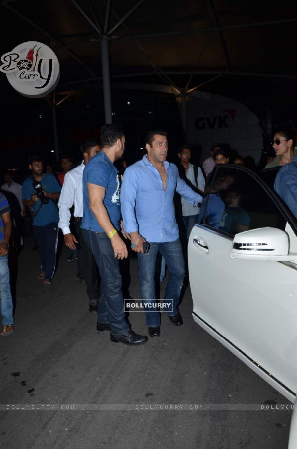 Salman Khan Returns from  Delhi