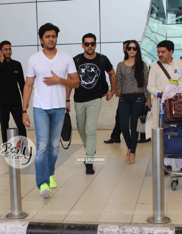 Riteish Deshmukh and Aftab Shivdasani Snapped at Airport