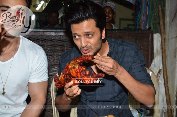Riteish Deshmukh grabs a bite of chicken dish at Mohammed Ali Road (371301)