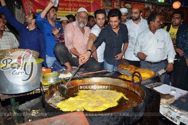 Riteish Deshmukh and Pulkit Samrat try their hand at cooking at Mohammed Ali Road