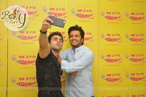 Riteish Deshmukh and Pulkit Samrat click a selfie at the Promotions of Bangistan on Radio Mirchi (371324)