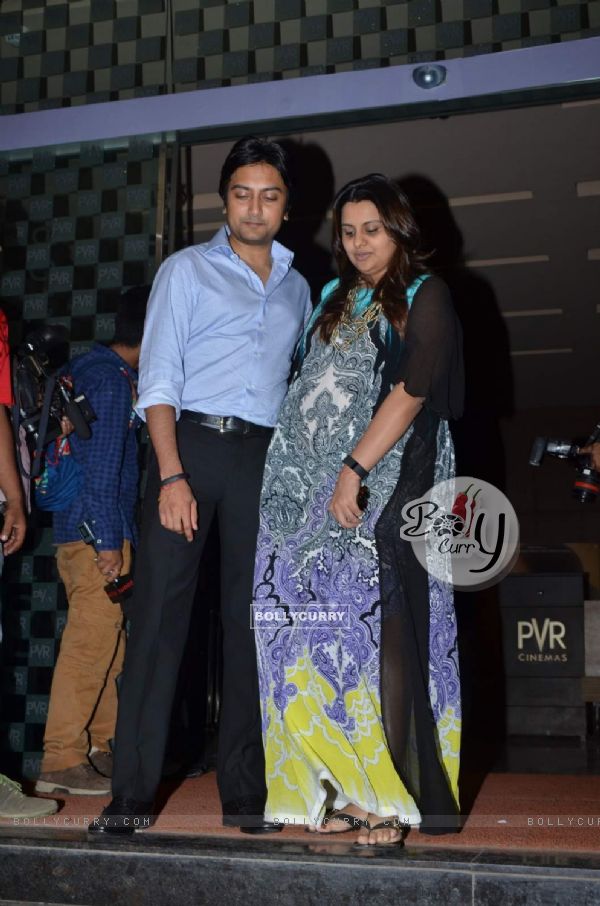 Dheeraj Deshmukh With His Wife at Screening of Bajrangi Bhaijaan (371402)