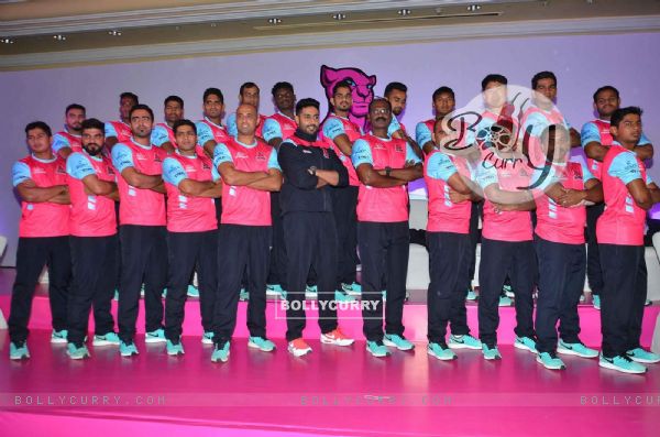Abhishek bachchan Poses With the Team at Press Conference of Jaipur Pink Panthers