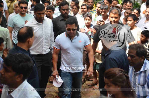 Salman Khan Attends Friend's Father's Funeral