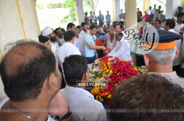 Salman Attends Friend's Father's Funeral