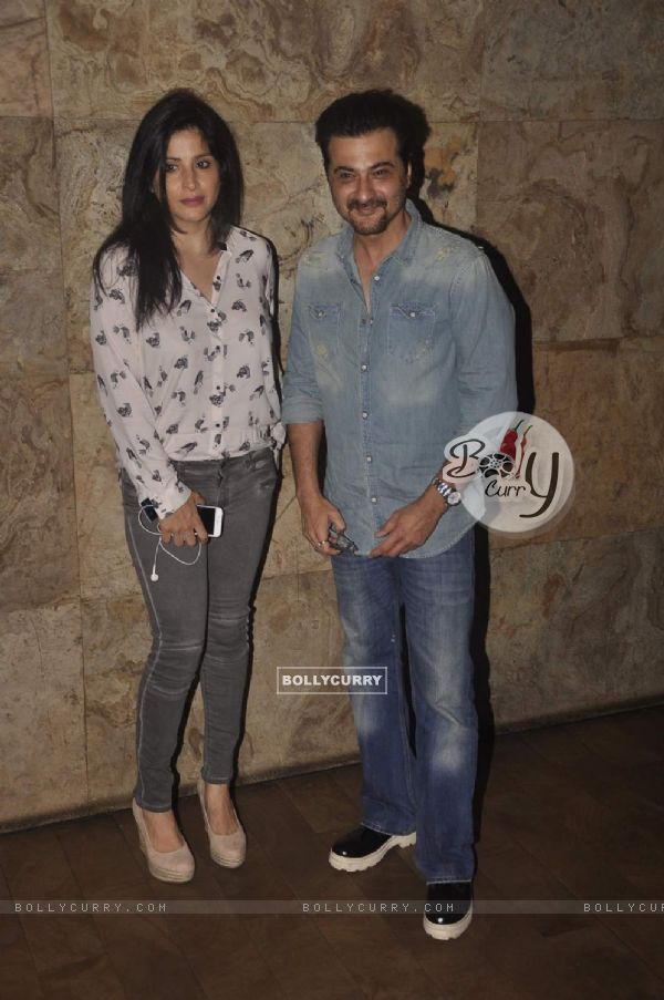 Sanjay Kapoor poses with Wife at the Screening of Bajrangi Bhaijaan (371635)