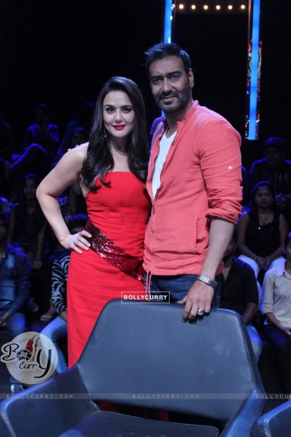 Ajay Devgn and Preity Zinta pose for the media at the Promotions of Drishyam on Nach Baliye 7 (371710)