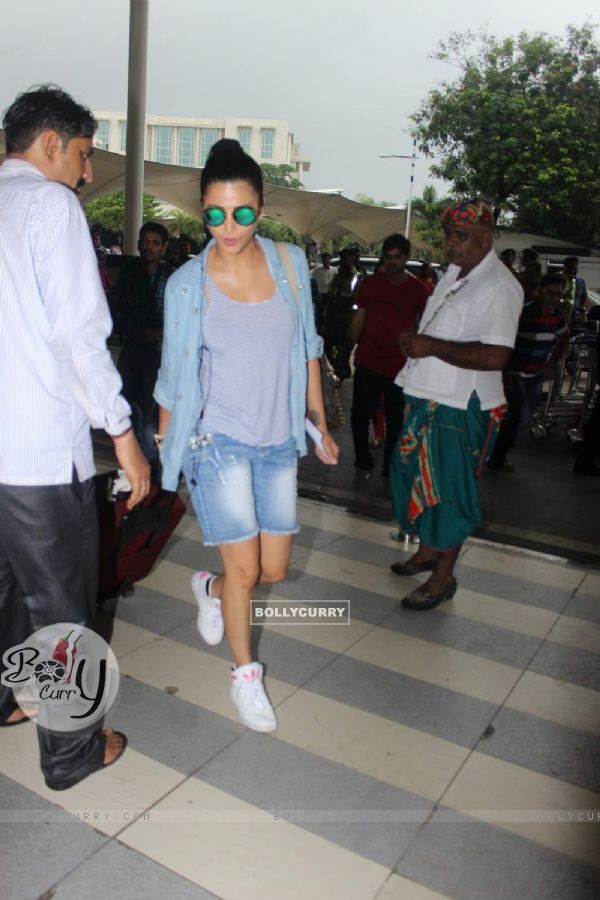 Shruti Haasan Snapped at Airport