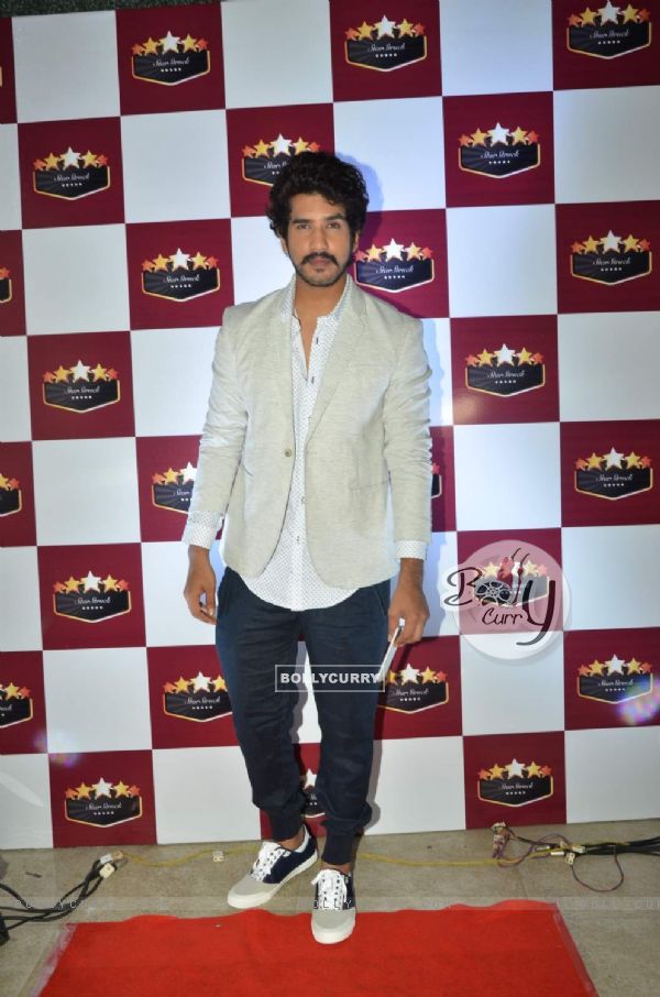 Suyash Rai Celebrates Her Sister's Birthday at Star Struck Bash