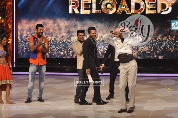 Some Belly Dancing by Riteish During Promotions of Bangistan on Jhalak Dikhla Jaa 8