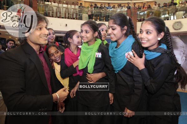 Vivek Oberoi Meets Girls from DEVI foundation
