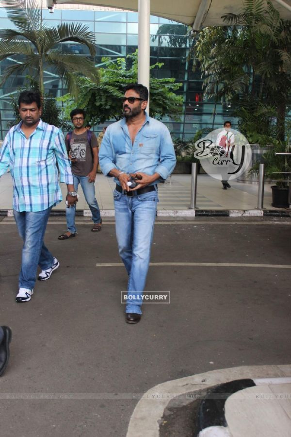 Suniel Shetty Snapped at Airport