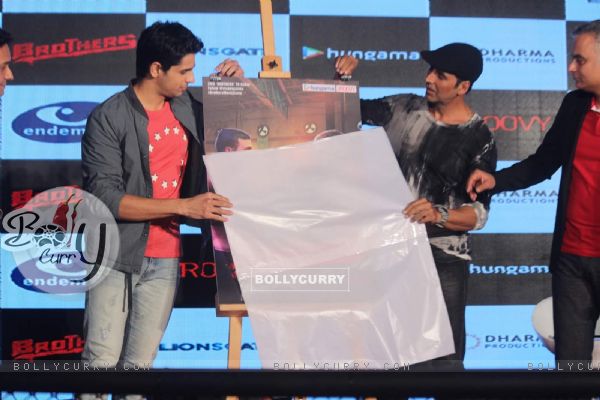 Akshay Kumar and Sidharth Malhotra Launch the Brothers 'Clash of Fighters' Mobile Game (373581)