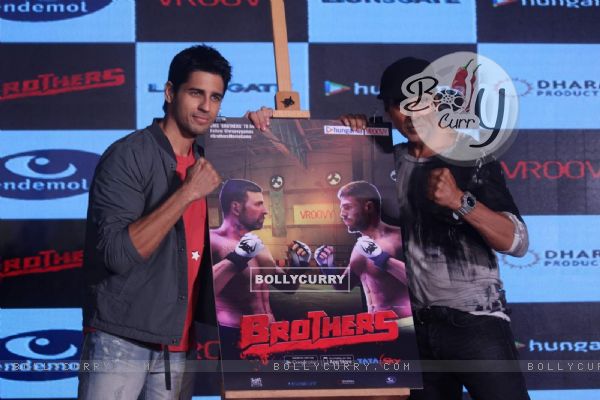 Akshay Kumar and Sidharth Malhotra Launch the Brothers 'Clash of Fighters' Mobile Game (373582)