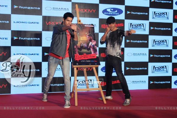 Akshay Kumar and Sidharth Malhotra pose for the media at the Launch of Brothers Mobile Game (373584)