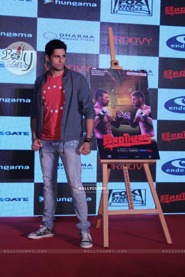 Sidharth Malhotra poses for the media at the Launch of Brothers 'Clash of Fighters' Mobile Game (373586)