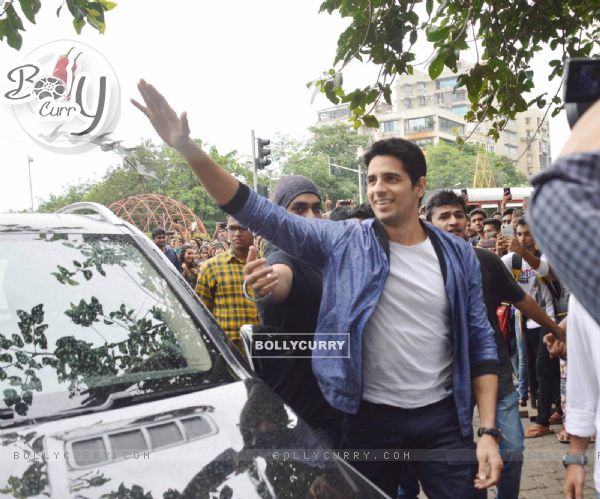 Sidharth Malhotra waves to is fans at the Promotions of Brothers at a College Festival (373621)
