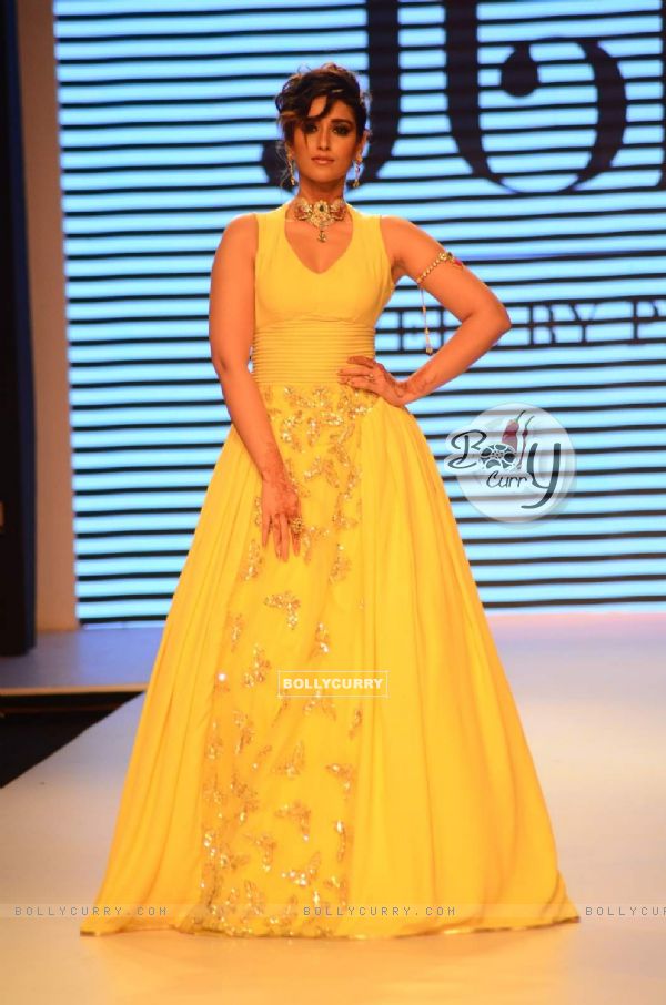 Ileana D'Cruz dazzles the ramp at IIJW Day 3