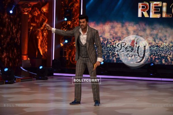 Manish Paul snapped during the Promotions of All Is Well on Jhalak Dikhla Jaa 8 (373646)