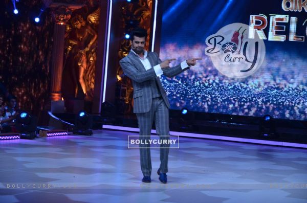 Manish Paul snapped during the Promotions of All Is Well on Jhalak Dikhla Jaa 8 (373649)