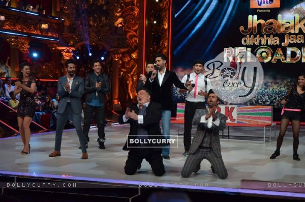Rishi Kapoor and Manish Paul perform during the Promotions of All Is Well on Jhalak Dikhla Jaa 8 (373652)