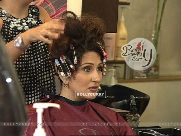 Radhika doing hairstyle in Beauty Parlour