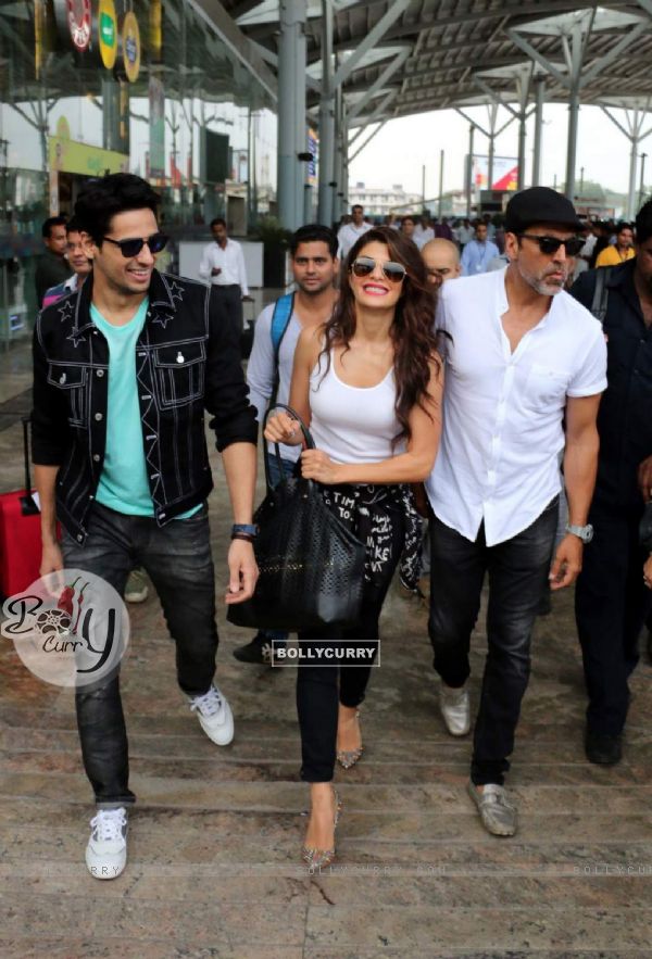 Sidharth Malhotra, Jacqueline  and Askhay Kumar Snapped at Airport