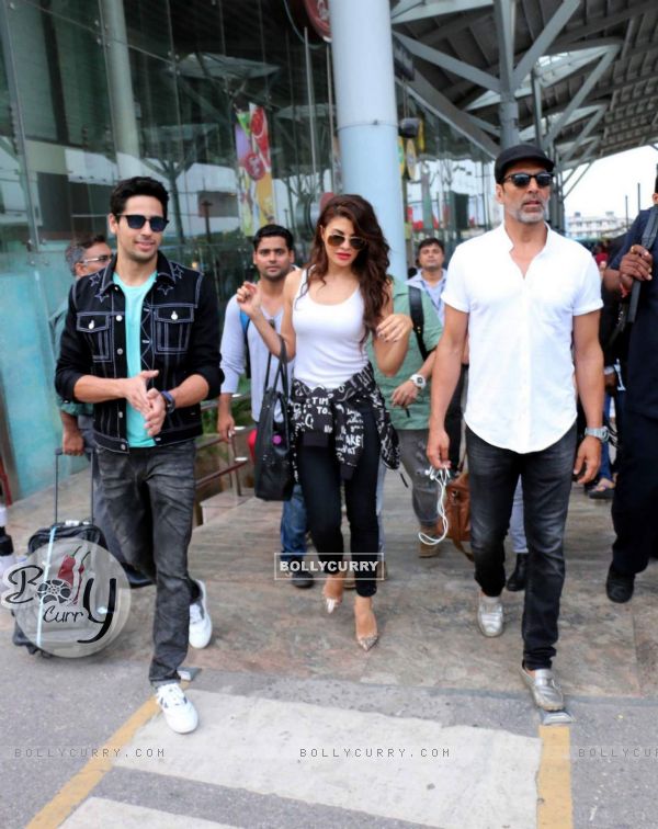 Jacqueline Fernandes, Sidharth Malhotra and Askhay Kumar Snapped at Airport Snapped at Airport (374143)