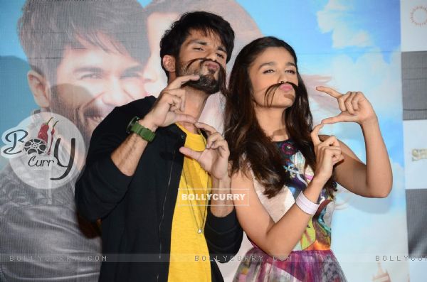 Shahid and Alia Makes a Handsign of 'S' at Trailer Launch of Shaandaar