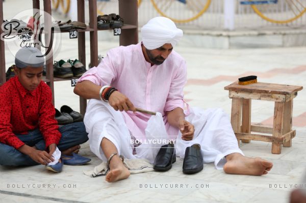 Akshay Kumar Offers his Seva at a Gurudwara in Punjab While Shooting for Singh is Bling (374312)