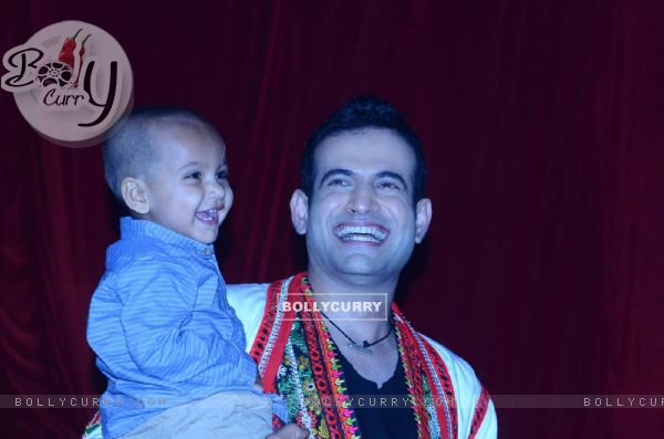 Irfan Pathan was snapped with a kid at the Promotions of Phantom on Jhalak Dikhla Jaa 8 (374326)