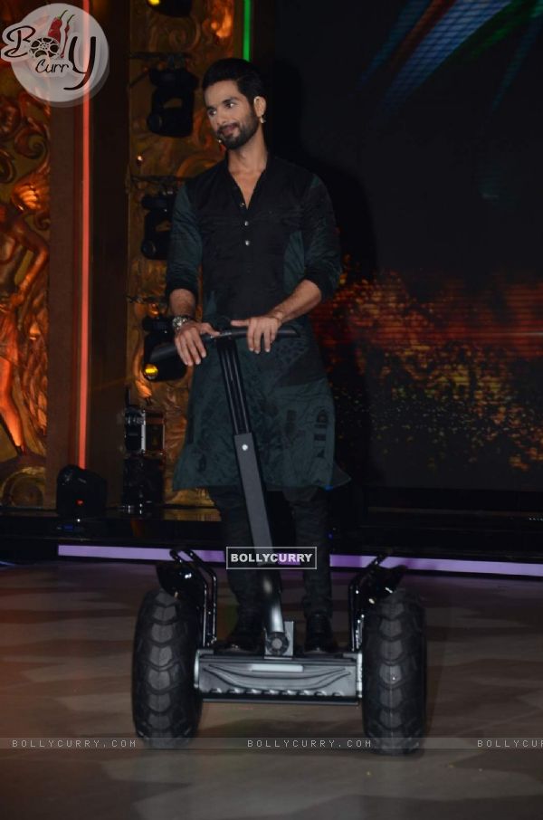 Shahid Kapoor was snapped at the Promotions of Phantom on Jhalak Dikhla Jaa 8 (374329)