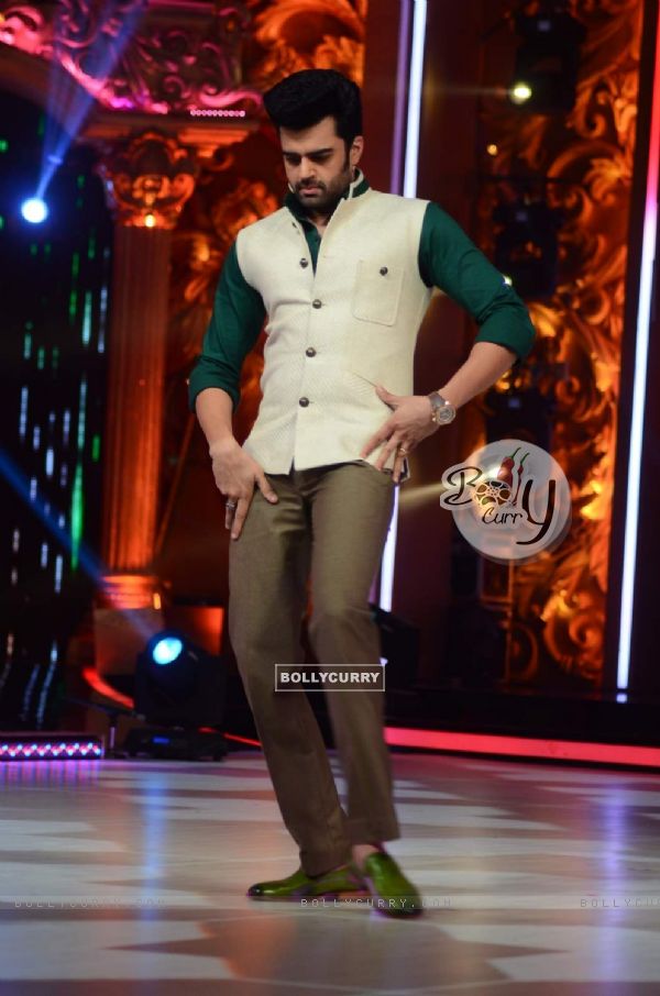 Manish Paul was snapped at the Promotions of Phantom on Jhalak Dikhla Jaa 8 (374330)