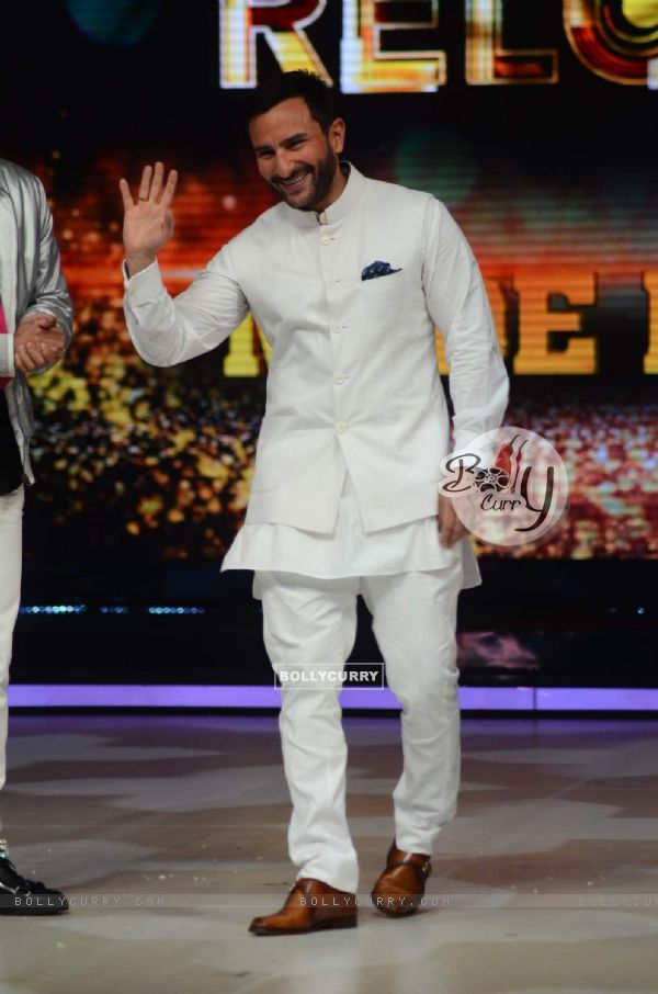 Saif Ali Khan waves to the fans at the Promotions of Phantom on Jhalak Dikhla Jaa 8