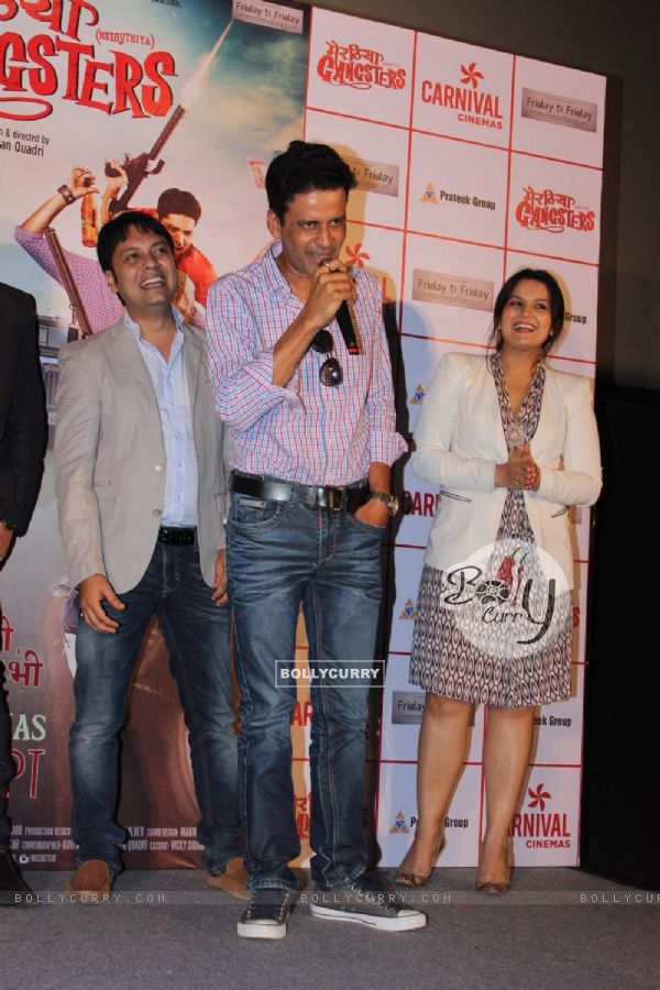 Manoj Bajpayee interacts with the audience at the Trailer Launch of Meeruthiya Gangsters (374361)